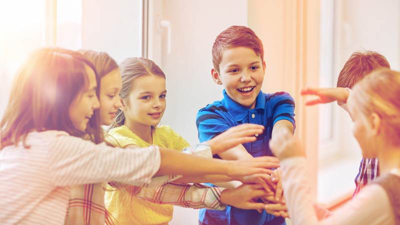 Glada barn tittar in i kameran