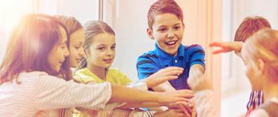 Barn leker i en ring.