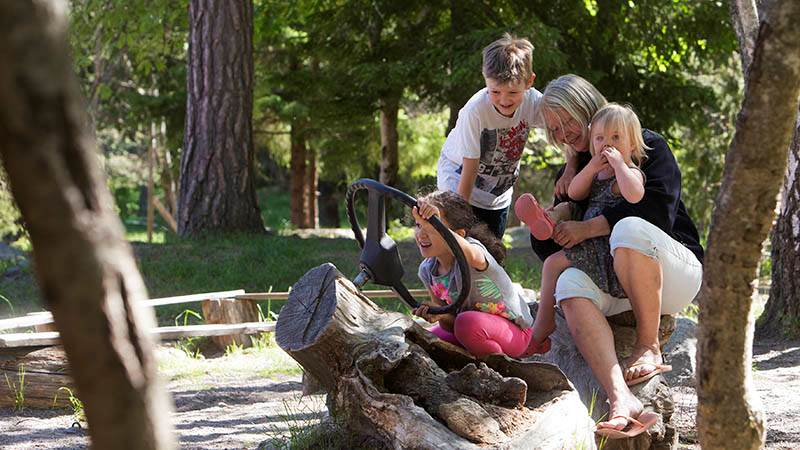 Lek på gården. Lek på gården.